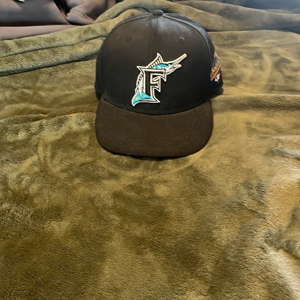 Rarely worn Florida marlins new era fitted hat size 7